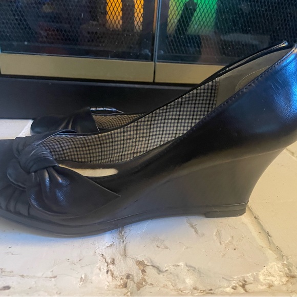 Report Black Wedge Shoe  Sz 7 - Picture 2 of 6